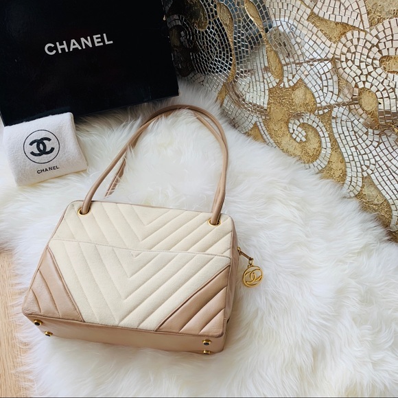 CHANEL Handbags - Rare💎 CHANEL 80s lambskin Chevron Bag 24K Gold